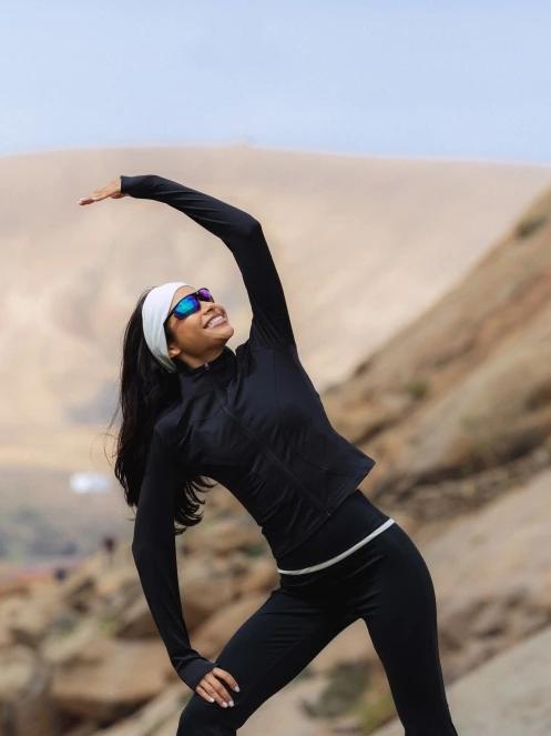 Fundango Flop Zip Up Top női hosszú ujjú sport póló fekete színben 10